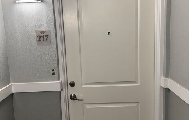 Downtown Oakland Secured access Condo with 2 Bth, Close to Bart.
