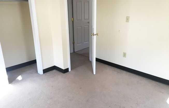 3 beds, 1 bath, 1,112 sqft, $995