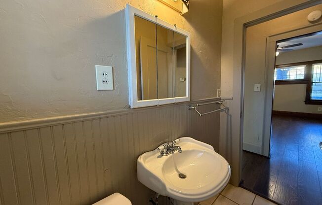 2 beds, 1 bath, $1,295