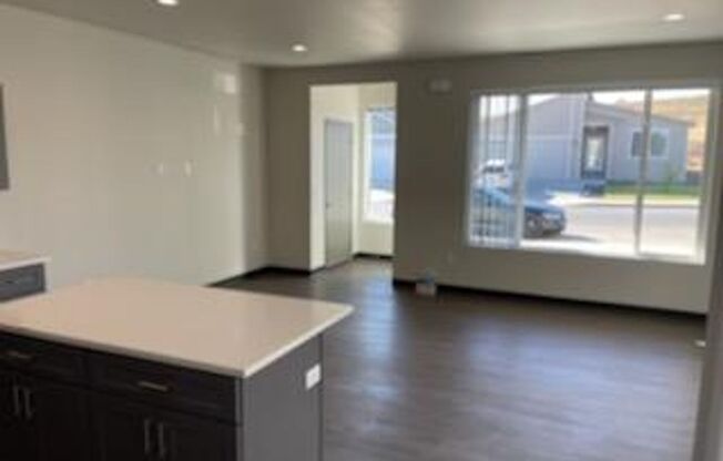 September Rent Free! Modern design 3 bed, 2.5 bath duplex