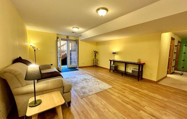 Spacious Garden-level Condo with Kitchenette in North Boulder