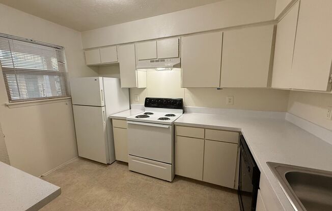 2 beds, 1 bath, 924 sqft, $1,699, Unit OPA-131