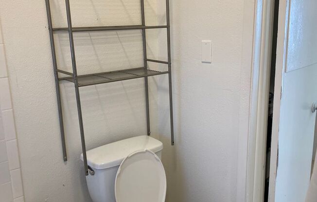 Studio, 1 bath, 500 sqft, $1,200, Unit Unit 4