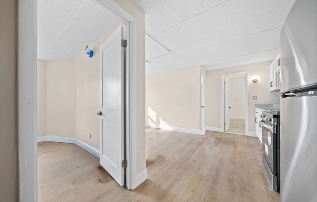 2 beds, 1 bath, 1,000 sqft, $2,827, Unit 6