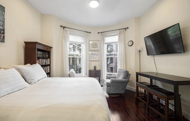 216 W CANTON ST