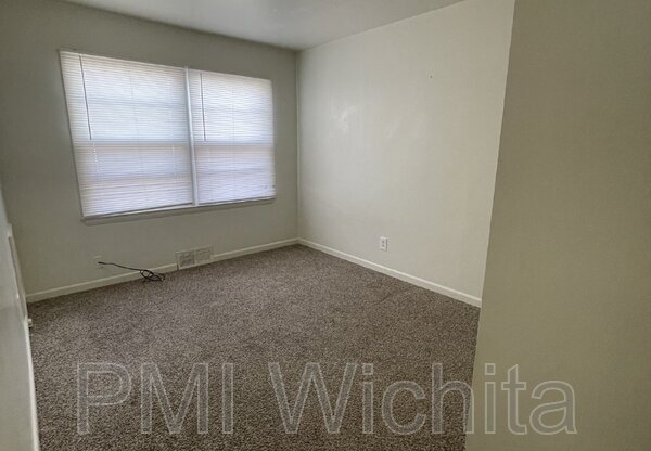 1909 N Jeanette Ave