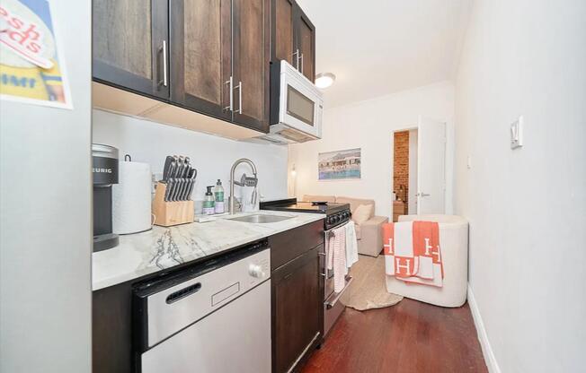 2 beds, 1 bath, $5,000, Unit 6