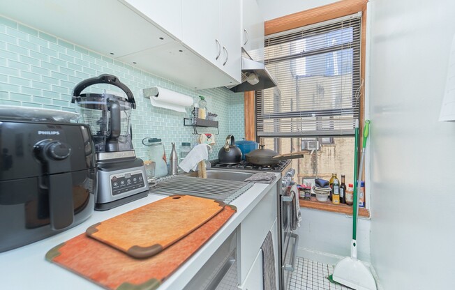 319 E 95 ST