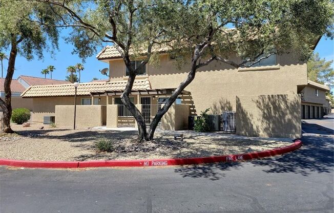 REALLY CUTE TOWNHOME LOCATED IN GREEN VALLEY AREA!!