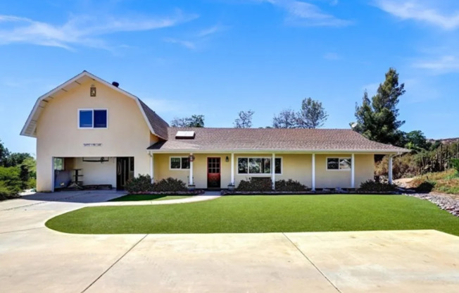 3 Bedroom 2 Bathroom Home in Wine Country!