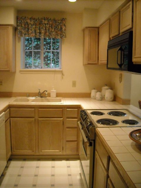 Charming 2BR 2BA Condo in great Bellevue location.