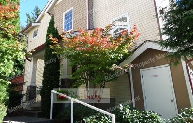 AMAZING 3-Bedroom Townhome w/HUGE 3-Car Attached Garage in West Hill (Near Federal Way/Kent/Des Moines)!!