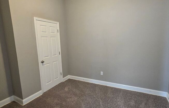Huge 3-level 6 Bedroom - 2,500 sq/ft!