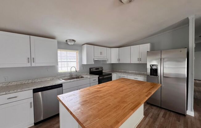 Spacious 4-Bedroom Home in Baytown, TX!