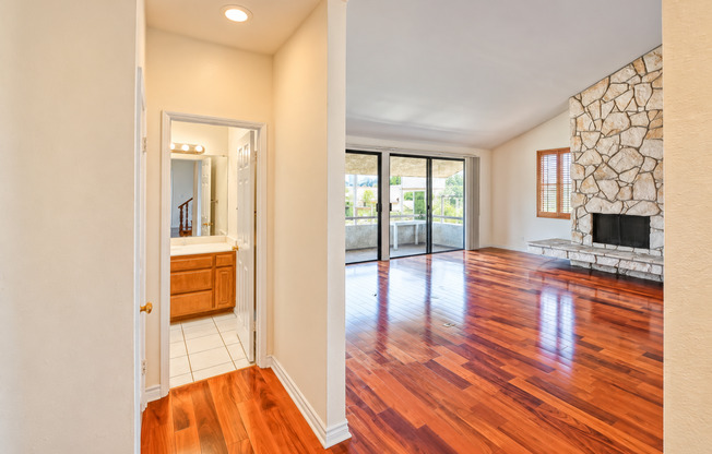 2-STORY PENTHOUSE 3BR2.5BA w/ LOFT! BRIGHT & SPACIOUS, CORNER UNIT CONDO W/ HUGE PRIVATE ROOFTOP DECK, 2 BALCONIES & 2-CAR GATED PARKING CLOSE TO SANTA MONICA AIRPORT, PARKS, SHOPPING, RESTAURANTS & EASY FREEWAY ACCESS!