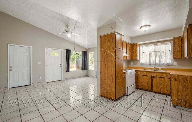 Spacious 3 Bed/2 Bath Home In Lake Elsinore!