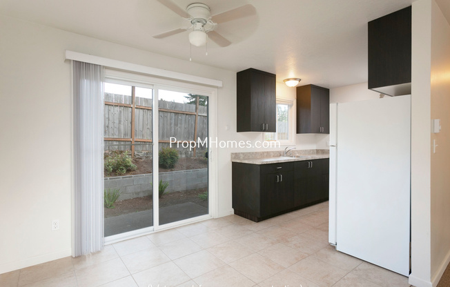 Charming Updated NE Portland Glenfair Two Bedroom Apartment w/ Fenced Patio!