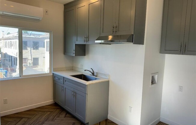 2 beds, 1 bath, 930 sqft, $2,750, Unit 4