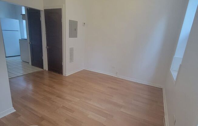 2 beds, 1 bath, $1,300, Unit 2R