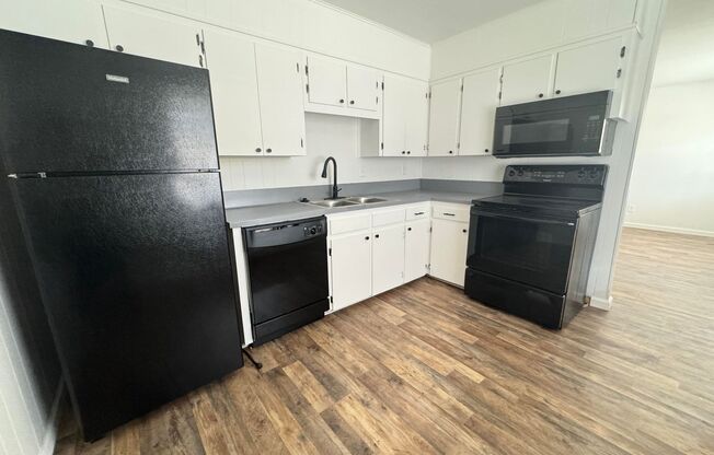 2 beds, 1 bath, 700 sqft, $695, Unit Unit H