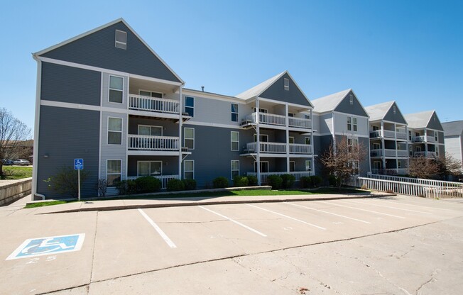 2 beds, 1 bath, 863 sqft, $1,690, Unit 307