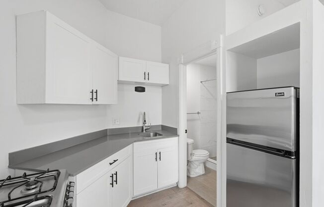 Studio, 1 bath, $899, Unit 726-04