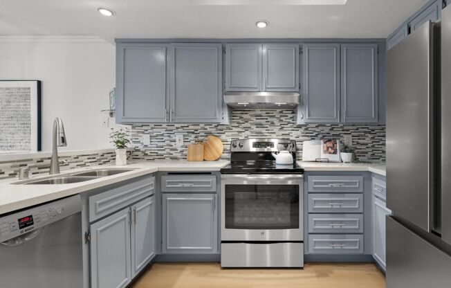 $3,790 - BEAUTIFULLY REMODELED THREE BEDROOM TOWN HOME IN SUNDALE AREA OF CENTRAL FREMONT