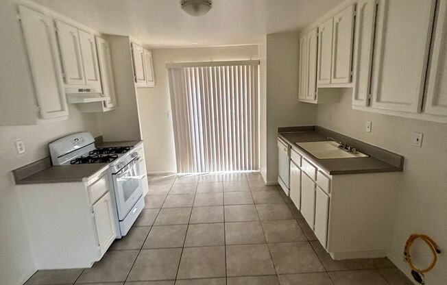 2 beds, 2 baths, 896 sqft, $1,450