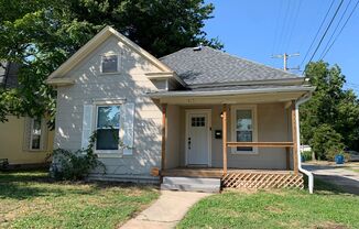 Adorable 2 bedroom/ 1 bathroom house in Joplin with Fenced in back yard!!