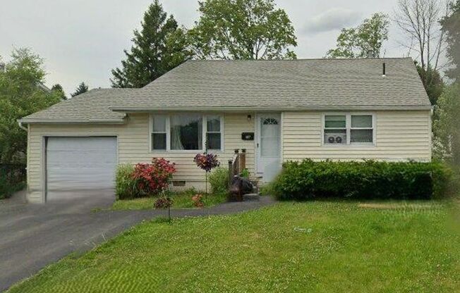 Charming 3 Bedroom, 2 Bathroom Home North Colonie Schools