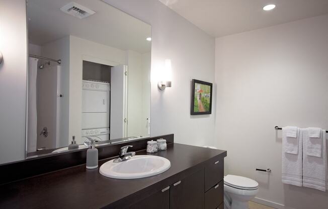 crane--9 3 Portland, OR Crane Flats and Lofts bathroom