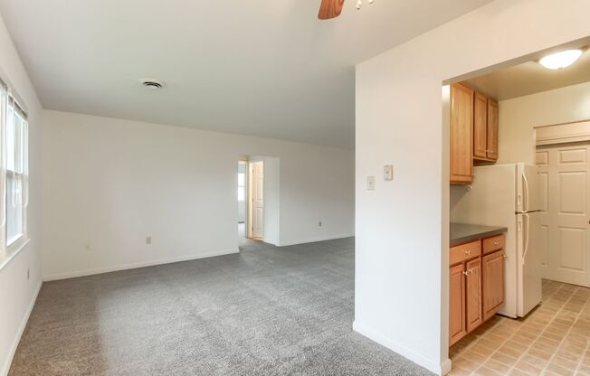 2 beds, 1 bath, $1,350, Unit 22