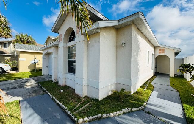 Charming 3 bedroom, 2 Bathroom Home in Kissimmee!!