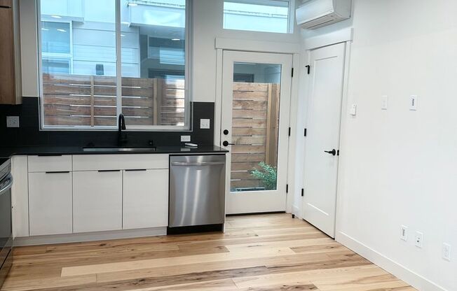 Just listed! Modern 2-bed, 2-bath Townhome near Greenlake!
