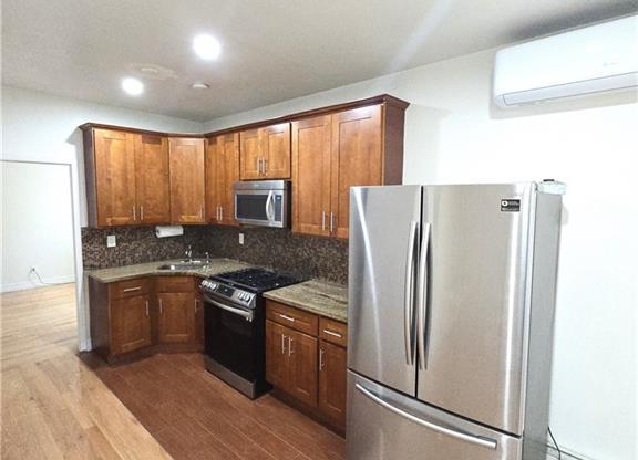 1 bed, 1 bath, 3,360 sqft, $2,000