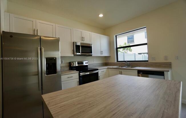 3432 W 113 ST