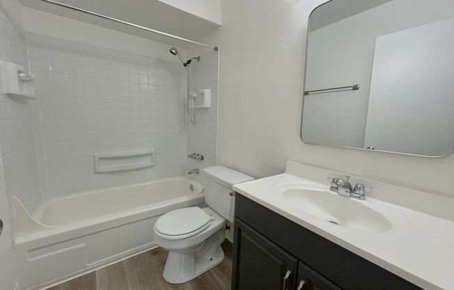 2 beds, 1 bath, 890 sqft, $1,595, Unit 16
