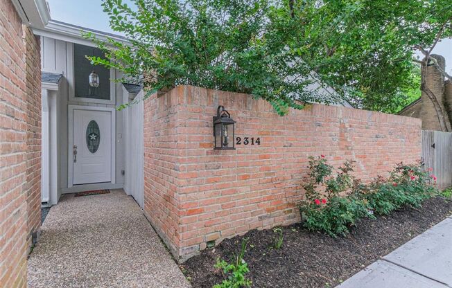 Looking for privacy & an open, light filled feel? You'll find it in this in this home. Culdesac location! Covered front entry is flanked by an atrium - perfect for you to create a small seating area, possibly with water feature! Enter to soaring ceilings