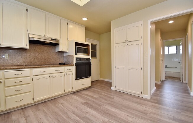 $3,590 / 3 BR - NICELY REMODELED FREMONT HOME IN SUNDALE