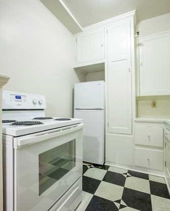Studio, 1 bath, 400 sqft, $1,100, Unit 306