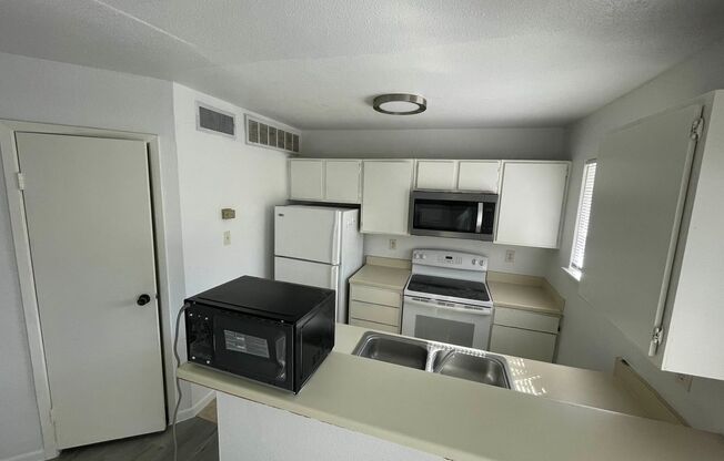 1 bed, 1 bath, 627 sqft, $1,150, Unit 26