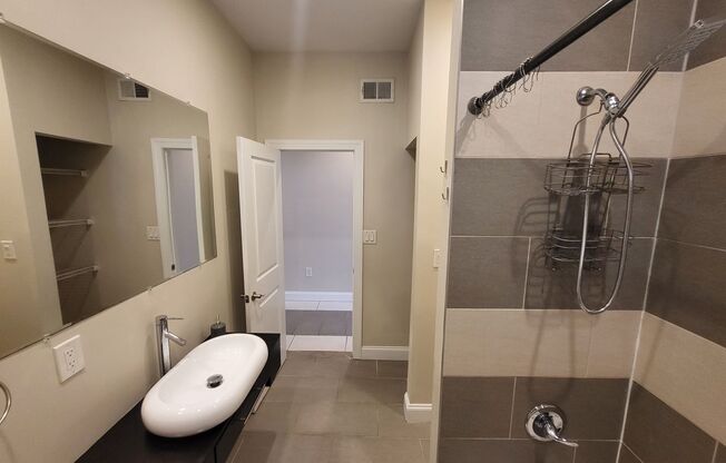 2 beds, 1 bath, $1,450, Unit Unit 1