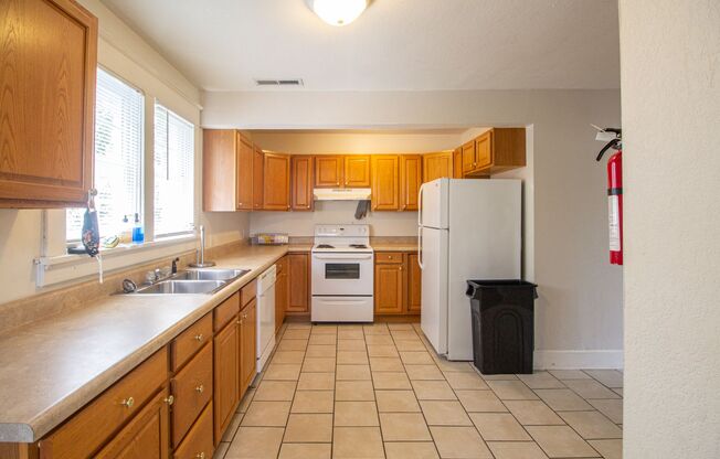 2 beds, 1 bath, $1,500, Unit 200