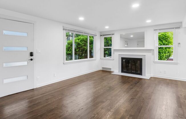Updated 2 bed 1 bath Wedgewood area home