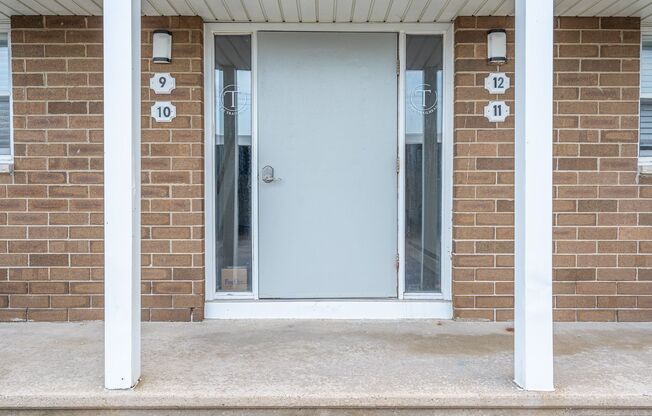 2 beds, 1 bath, 750 sqft, $1,100, Unit 15 - 01