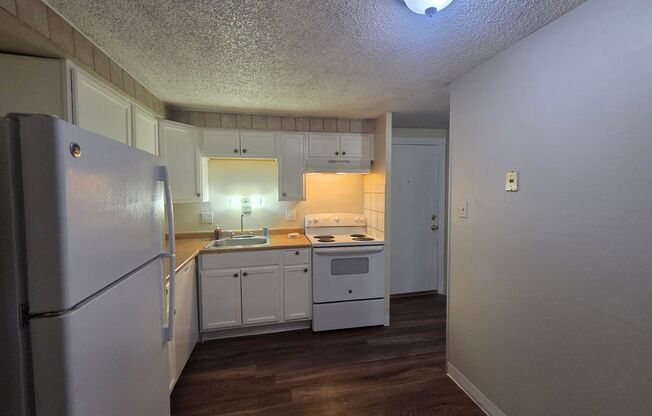 1 Bed / 1 Bath Condo in Prime Denver Location – Pool + On-Site Laundry