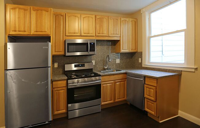 OPEN HOUSE: Sunday (7/26) 4:00pm-4:30pm. Spacious 2BR/1BA in the Mission Dolores, H/W Floors, Open Kitchen, Shared Laundry (780 Guerrero Street #4)