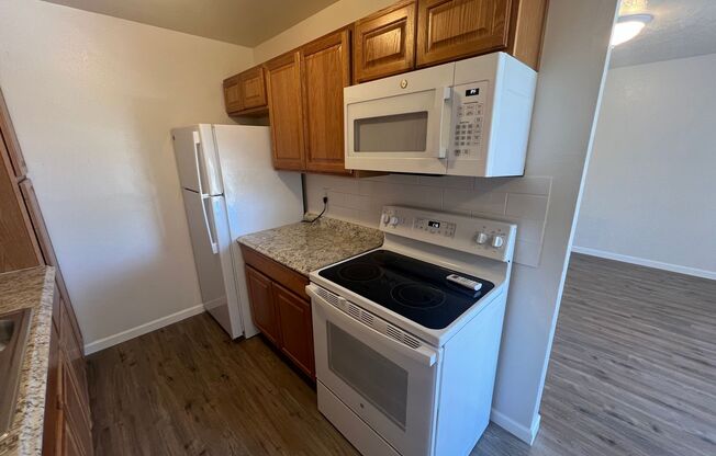 1 bed, 1 bath, $950, Unit 915 Unit 5