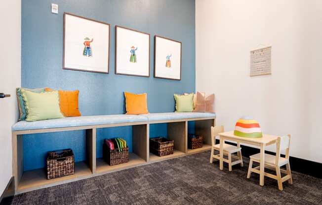 A room with a bench, a table and chairs.