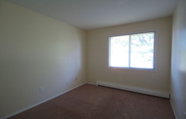 2 beds, 1 bath, 900 sqft, $1,195, Unit 4705 Indian Hills Dr., #10, Mount Pleasant, WI 53406